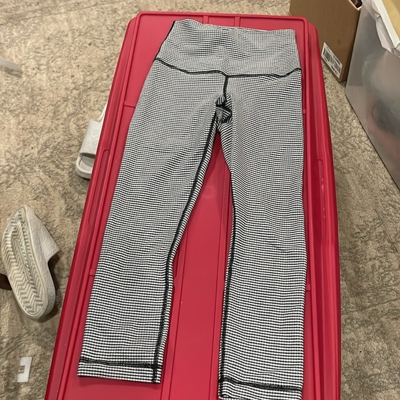 Lululemon leggings not for Sale - Picture 2 of 6